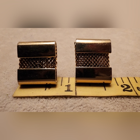 1970s gold tone mesh screwback earrings - Picture 2 of 5
